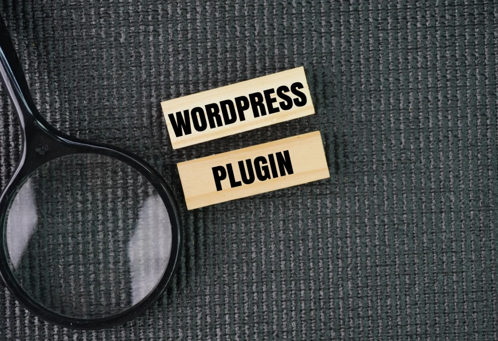 虫眼鏡で「WORDPRESS PLUGIN」と書かれた木製ブロックを調べる