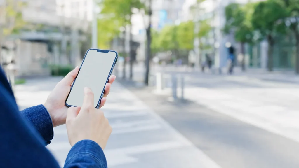 知りたい・行きたい・したい・買いたいという瞬間的な意思決定をイメージしたスマートフォンを手にした写真